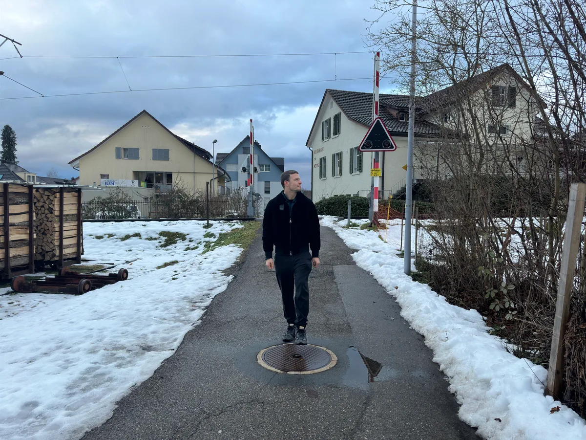 Ein Mann läuft auf einem Weg.